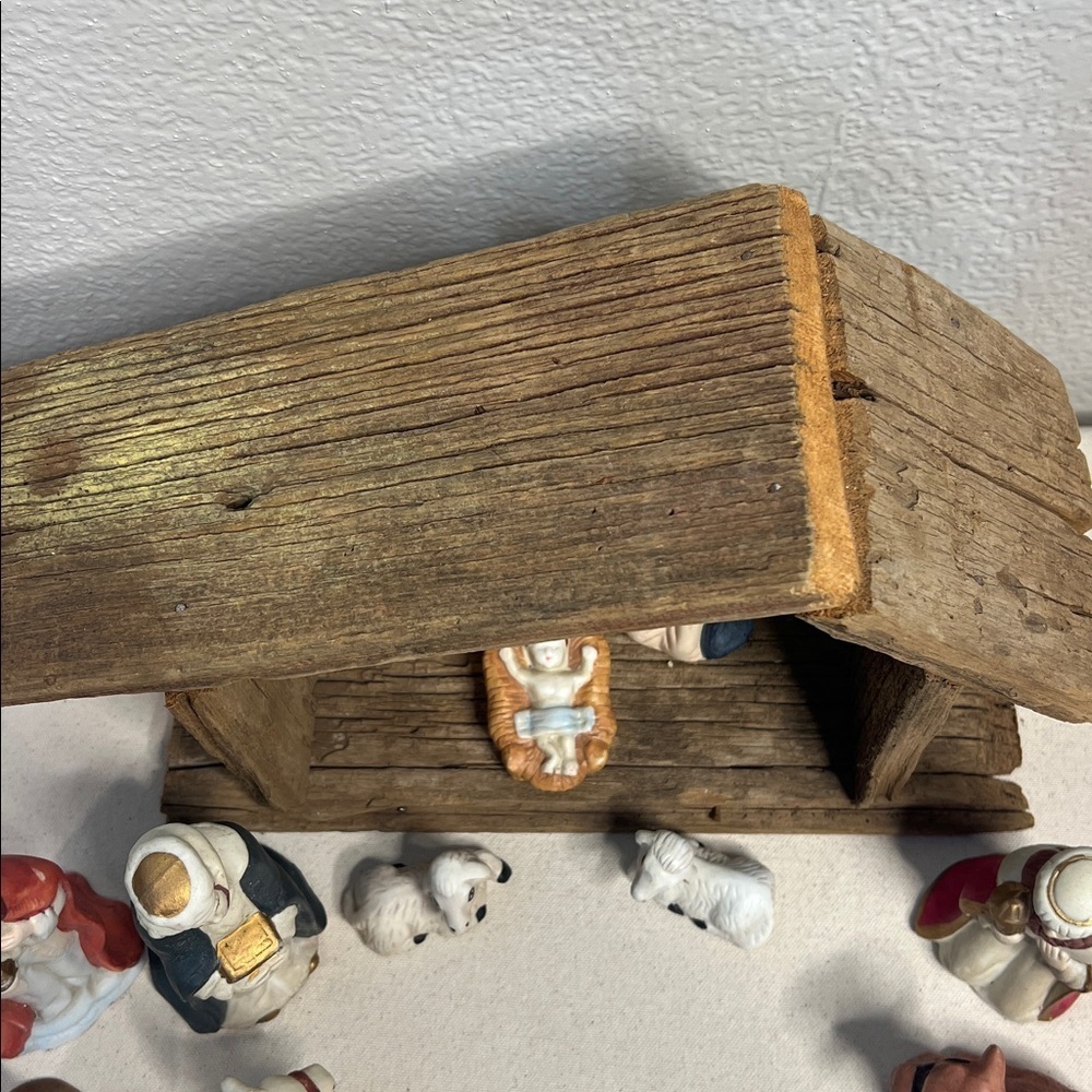 Vintage 11-Piece Nativity Set w/ Wooden Manger & Original Box – Complete Set! - Picture 8 of 9
